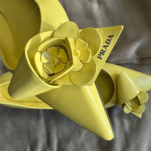 🔶Prada floral appliqués flats with brushed leather🔶 - Picture 5 of 8